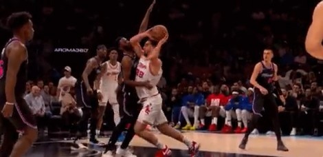 亚博体育官网-看着都疼！申京肘击维金斯把后者打回更衣室 自己也4犯了